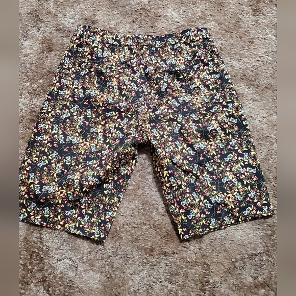 Floral Patterned Shorts - Picture 2 of 9